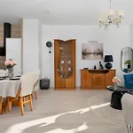 Stylish Located In The Old Town Close To Attractions By Renters شقة
