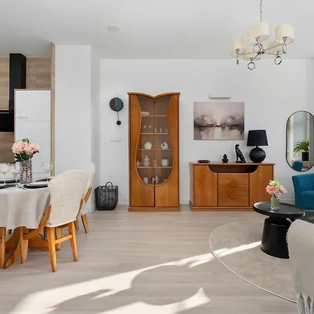Stylish Located In The Old Town Close To Attractions By Renters شقة
